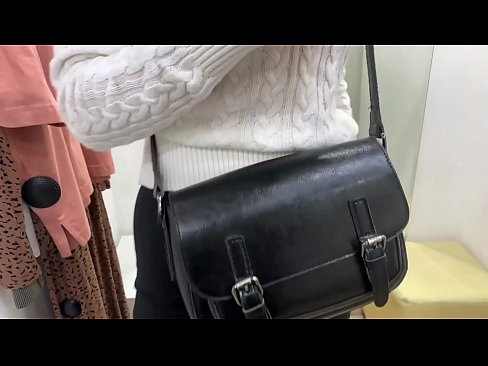 ❤️ Javna masturbacija mlade kujice FeralBerry s dildom u sobi za mjerenje ❤️❌ Jebeni video kod nas